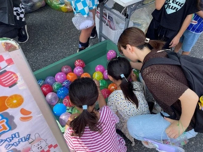 ヨーヨーすくい、夏祭り、屋台、子供、家族、水風船、ゲーム、イベント、祭り、楽しい