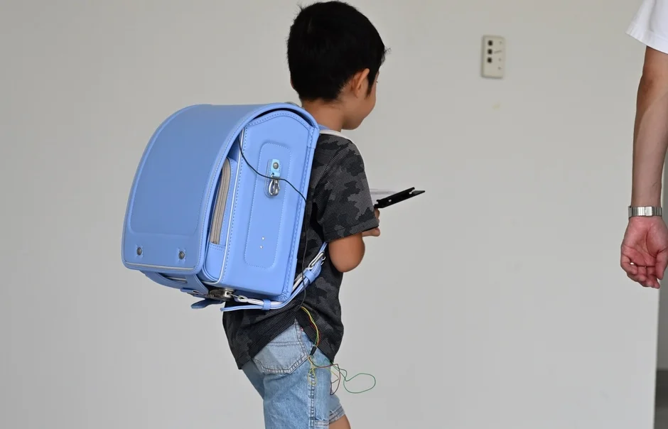 軽さのひみつを実験する子供