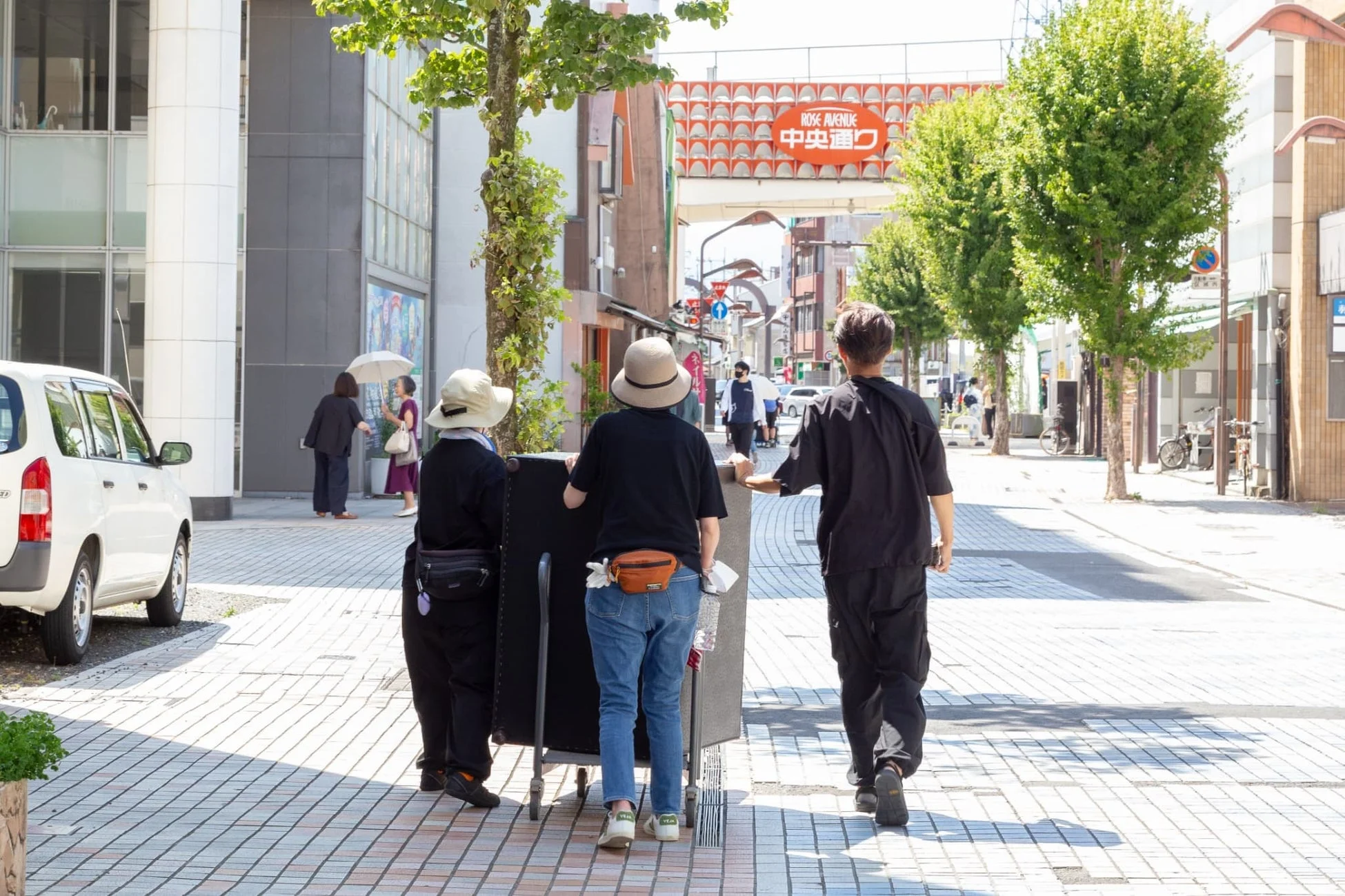 日本の賑やかな商店街の昼間の風景