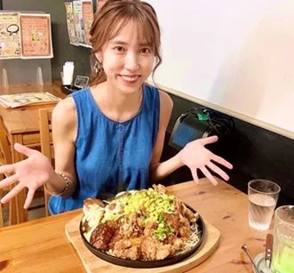 女性と唐揚げ