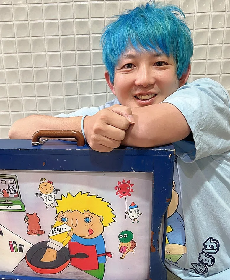 男性と紙芝居