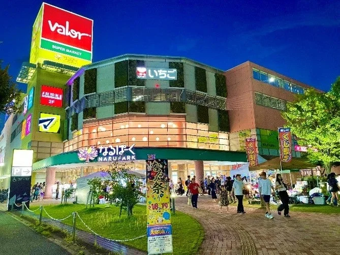 ショッピングモール,商業施設,夜景,イベント,祭り,スーパーマーケット,日本,人々,夕暮れ,賑やか