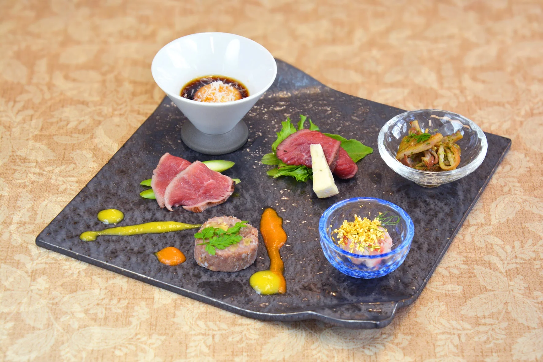 様々な料理の盛り合わせ