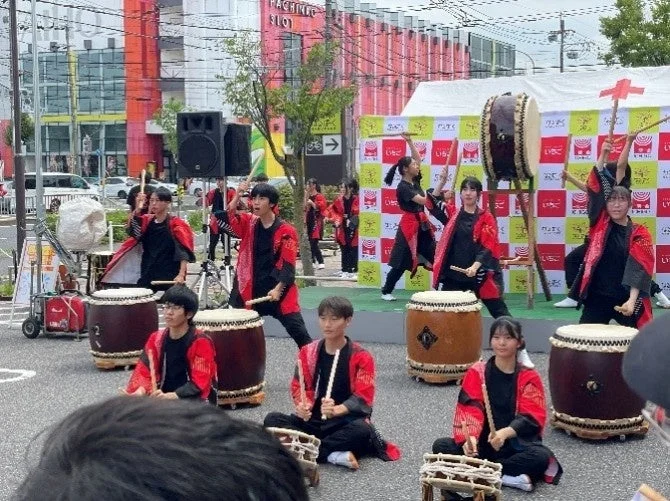 和太鼓、太鼓、パフォーマンス、伝統芸能、祭り、イベント、屋外、若者、衣装、日本文化