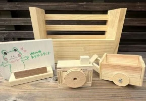 木工品と木製カメラのおもちゃ