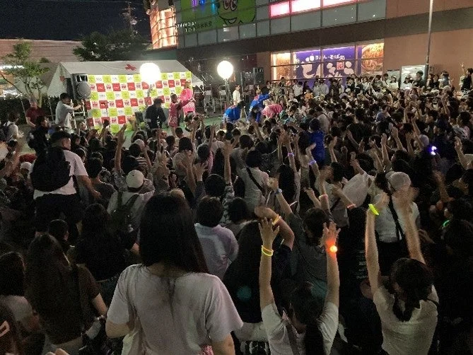 ライブ,コンサート,フェス,野外イベント,夜景,群衆,ステージ,パフォーマンス,音楽,エンターテイメント,夏祭り,イベント会場