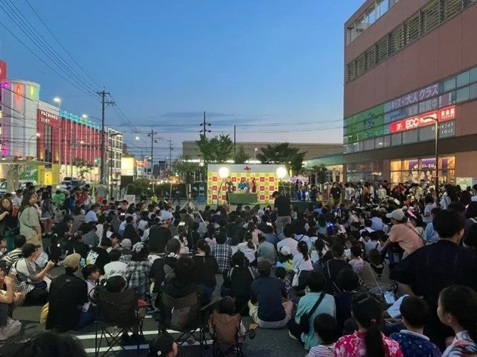 イベント,屋外イベント,群衆,ステージ,夕暮れ,都市風景,パフォーマンス,観客