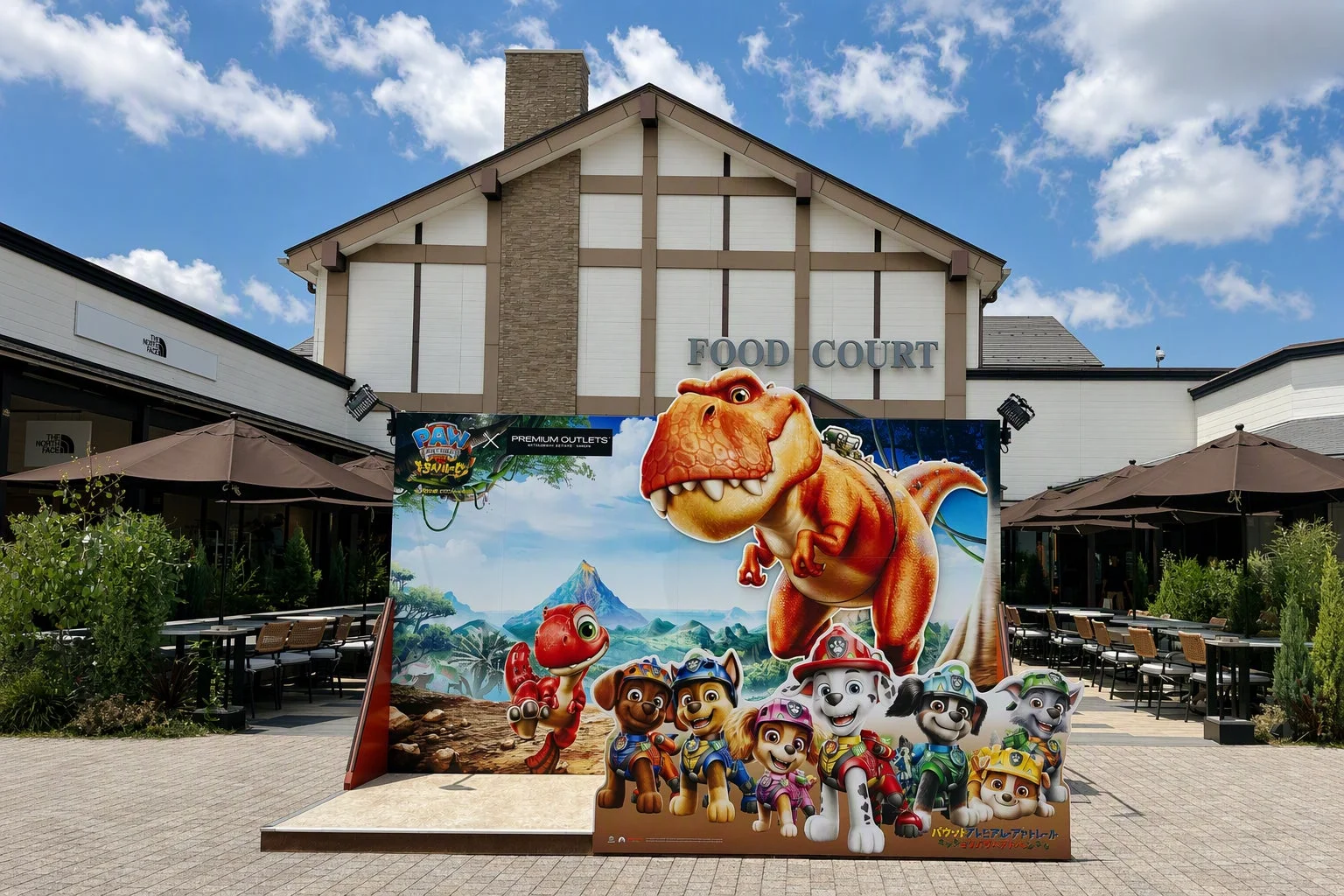 パウ・パトロールと恐竜がデザインされたイベント看板