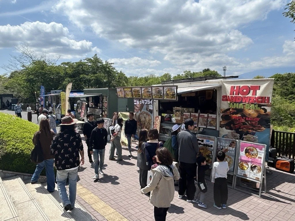 フードトラックが集まり賑わう屋外イベント