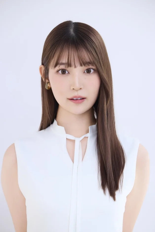 白いノースリーブのトップスを着た若い女性のポートレート