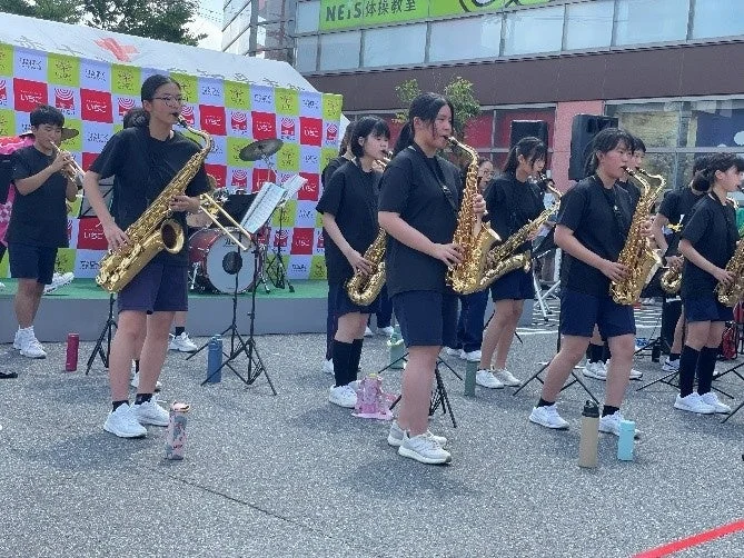 吹奏楽、サックス、トランペット、ドラム、演奏会、屋外イベント、学生、音楽、部活動、夏