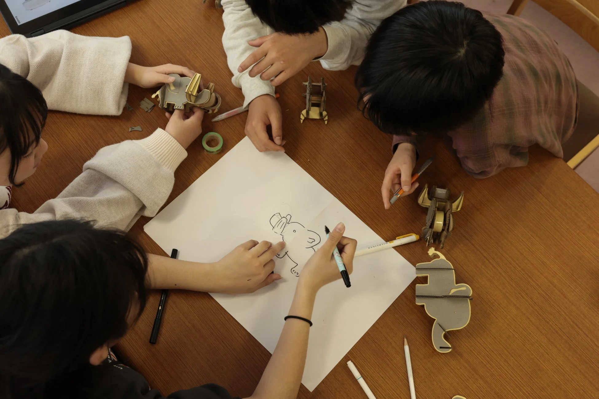 子どもたちが作業している様子