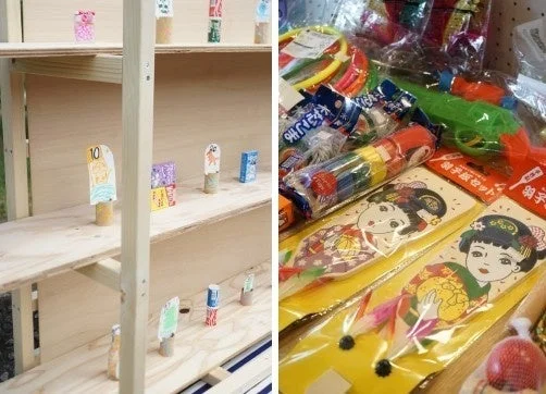 縁日のゲームや景品が並ぶ様子