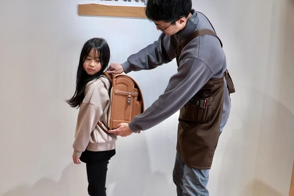 背負いやすさを実験する子供