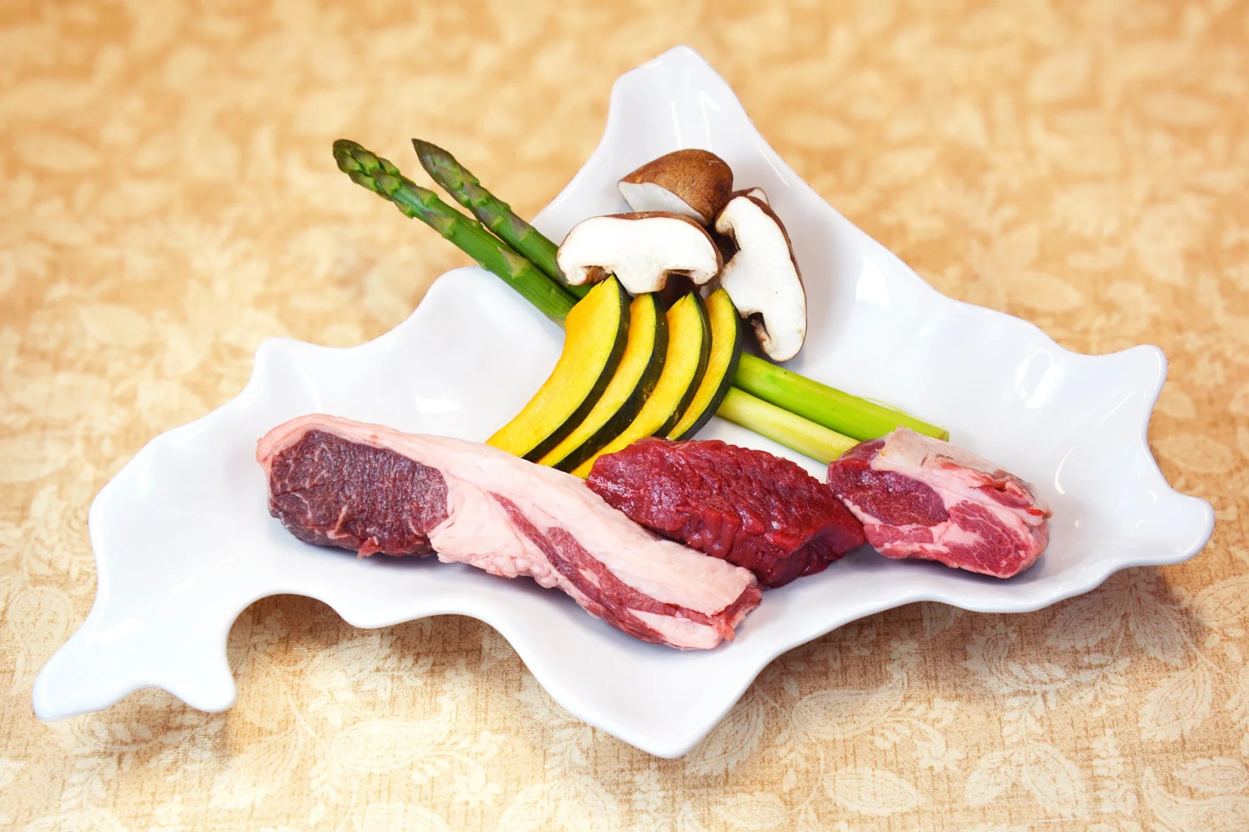 新鮮な生肉と野菜の盛り合わせ