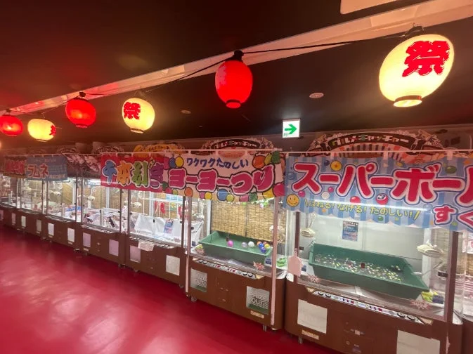 縁日をテーマにしたゲームコーナーの風景